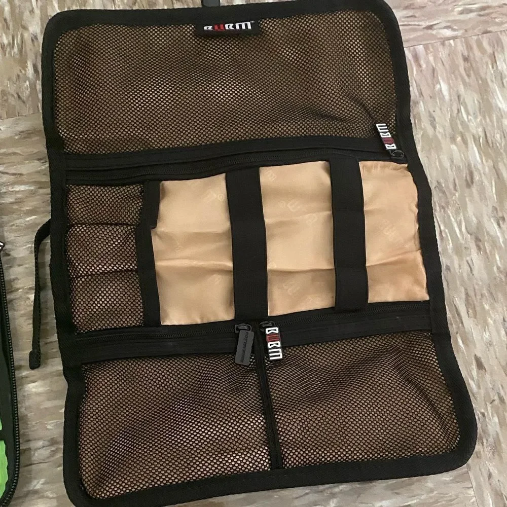 Gaming device carrying cases